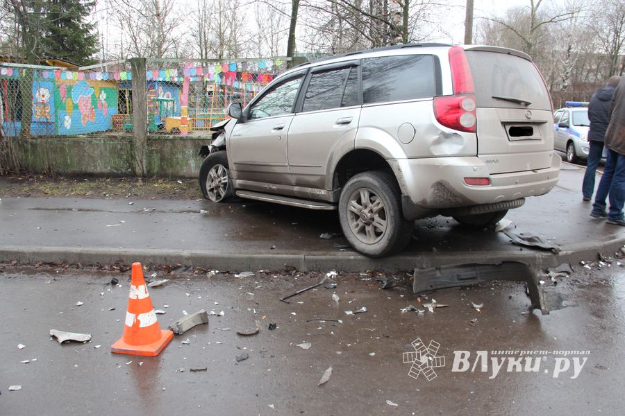 В Великих Луках столкнулись два внедорожника