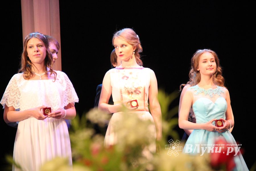 В Великих Луках выпускникам вручили медали «За особые успехи в учении» (ФОТО)