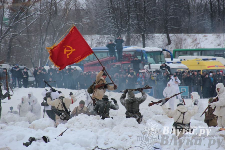 Реконструкция битвы за освобождение Великих Лук