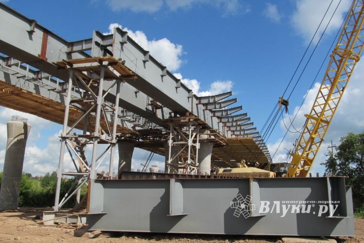 В Великих Луках на путепроводе завершена надвижка левого пролета (ФОТО)
