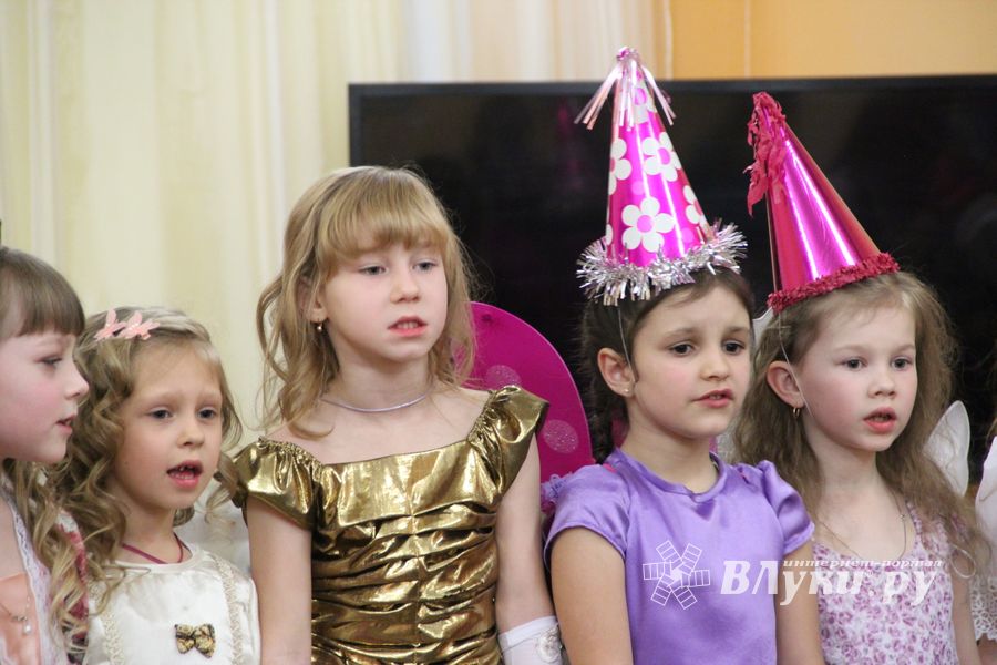 В Великие Луки пришла пора новогодних утренников (ФОТО)