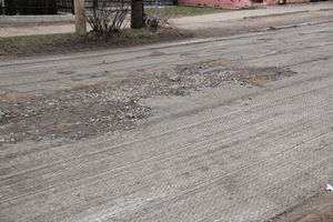 В Великих Луках загодя фрезеруют дороги (ФОТО)