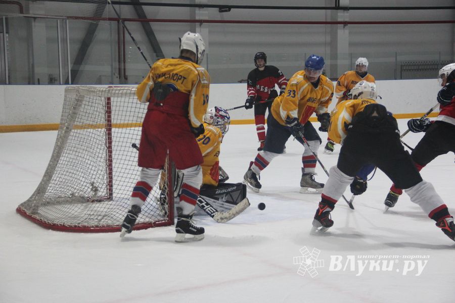 Хоккейные матчи чемпионатов города Великие Луки и Псковской области по хоккею прошли в СОК «Айсберг» (ФОТО)