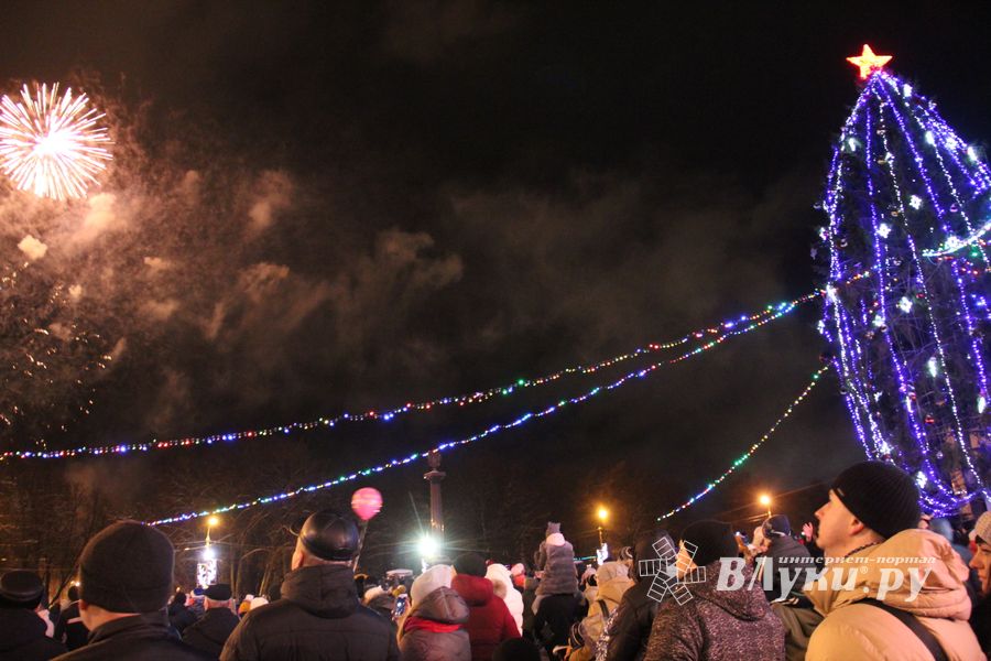 В Великих Луках зажгли Ёлку (ФОТО)