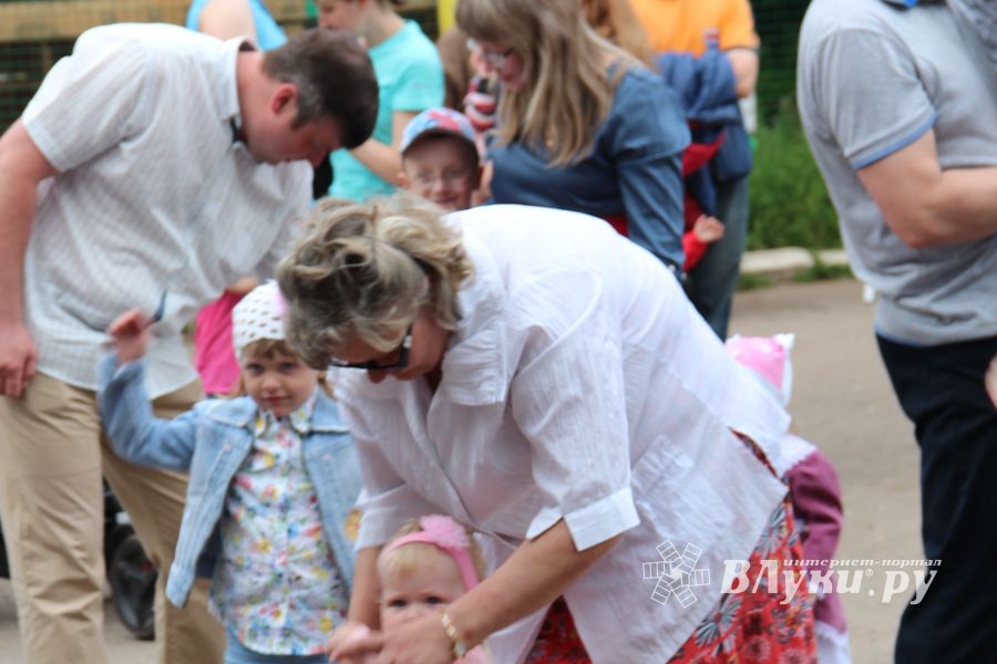 В Великих Луках чествовали близнецов (ФОТО)
