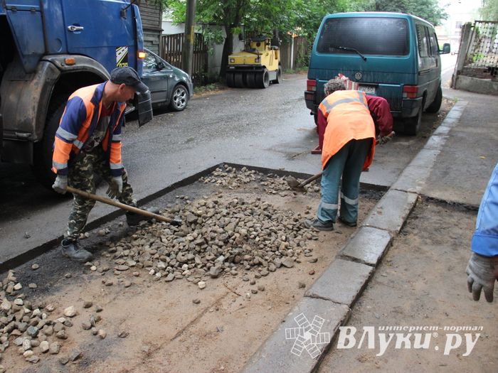 Дорожные работы на улицах Великих Лук (ФОТО)