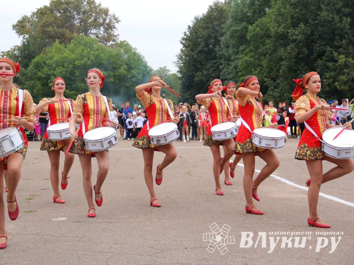 В Великих Луках проходит Международный фестиваль-конкурс среди мажореток и барабанщиц (ФОТО)