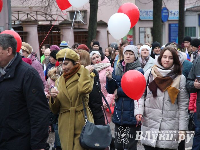 В Великих Луках прошло праздничное шествие (ФОТО)