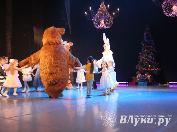 Маша, Медведь и все, все, все на сцене ДК Ленина (ФОТО)