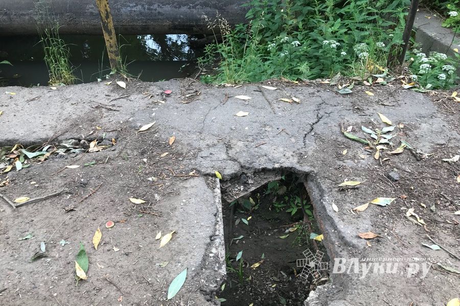 Великие Луки: Где-то строят, а где-то — рушится (ФОТО)