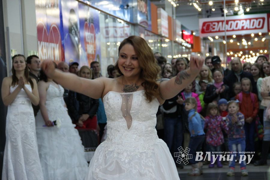 В Великих Луках бегали невесты (ФОТО)