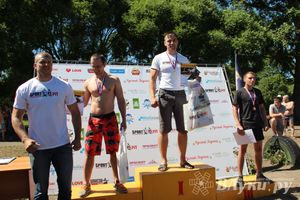 В Великих Луках состояли соревнования по подтягиванию на турнике (фото)