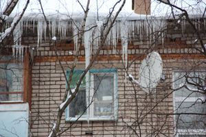 Сосульки в Великих Луках продолжают расти