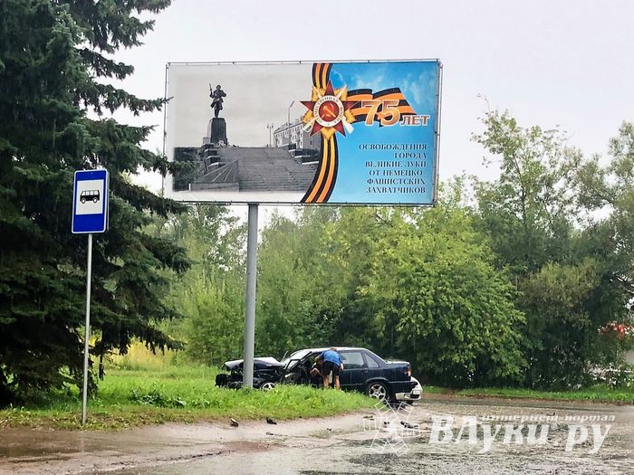 В Великих Луках столкнулись легковушка и ЗИЛ (ФОТО)