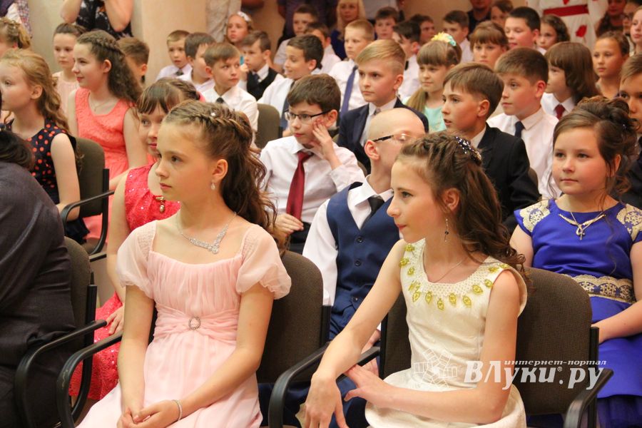 В школе №13 чествовыали вчерашних учеников начальной школы (ФОТО)