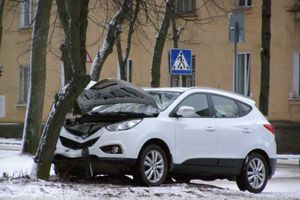 Снег стал причиной нескольких аварий в Великих Луках (ФОТО)