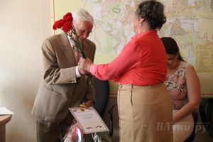 В Великих Луках состоялось награждение ветеранов избирательной системы (фото)