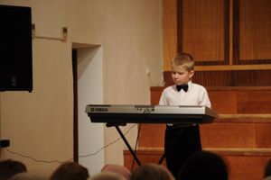 Артисты центра эстетического воспитания праздничным концертом поздравили людей мудрого возраста с праздником (фото)