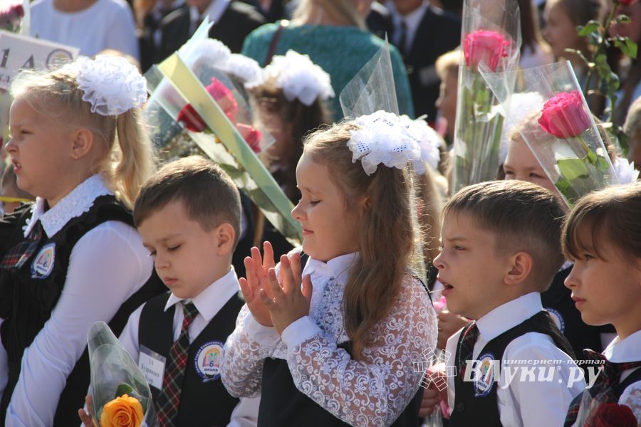 В Великих Луках торжественно встретили День знаний (ФОТО)