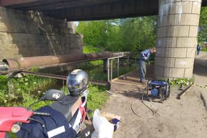 Мостик возле Лазавицкого переезда ремонтируют (ФОТО)