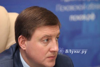Андрей Турчак поручил усилить профориентационную работу в образовательных учреждениях региона (фото)