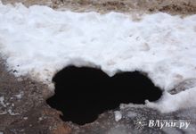 Фотофакт: провал асфальта на Гоголя в Великих Луках