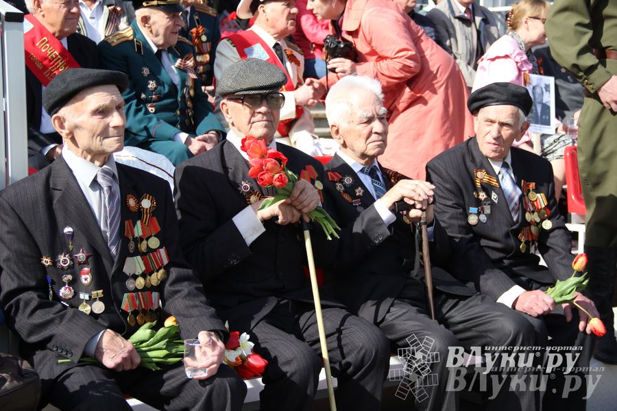 Парад Победы в Великих Луках (фото)