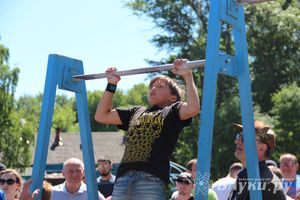 В Великих Луках состояли соревнования по подтягиванию на турнике (фото)
