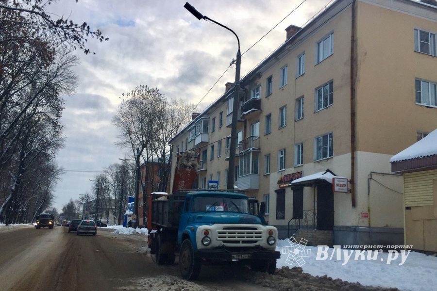 На улицы Великих Лук вышли снегоуборочные машины (ФОТО)