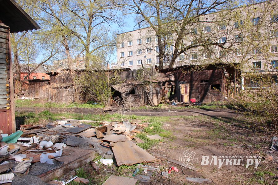 В Великих Луках сносят бараки (ФОТО)