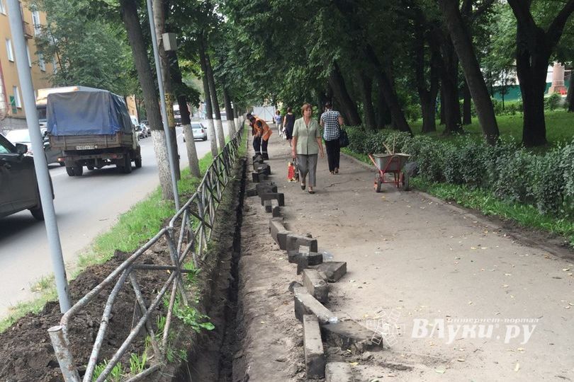На Октябрьском в Великих Луках обновляют тротуар (ФОТО)