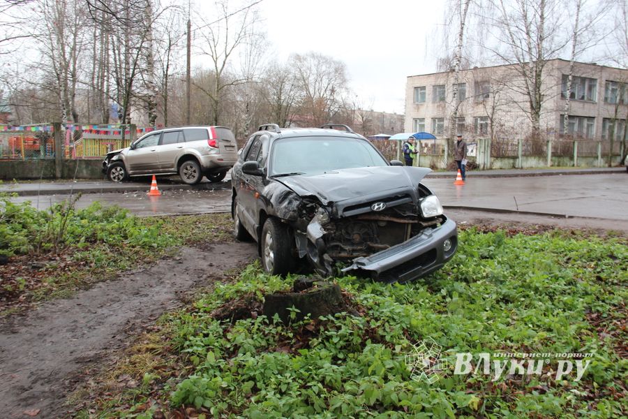 В Великих Луках столкнулись два внедорожника