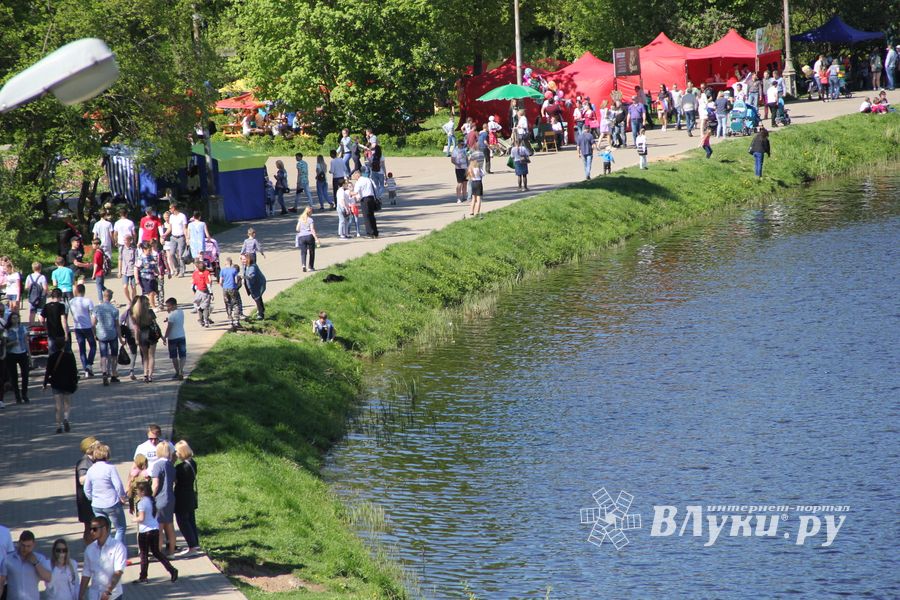 По центральному проспекту Великих Лук прошёл  «Бессмертный полк» (0+) (ФОТО)
