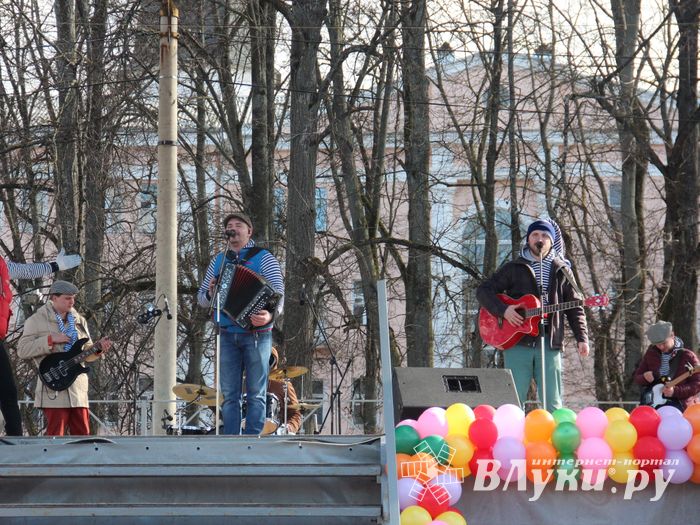 В Великих Луках широко отметили Масленицу (ФОТО)