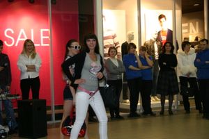 Торговый центр «Апельсин» поздравил прекрасных дам с праздником весны