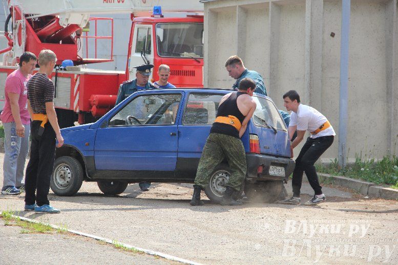 В Великих Луках прошли соревнования среди пожарных