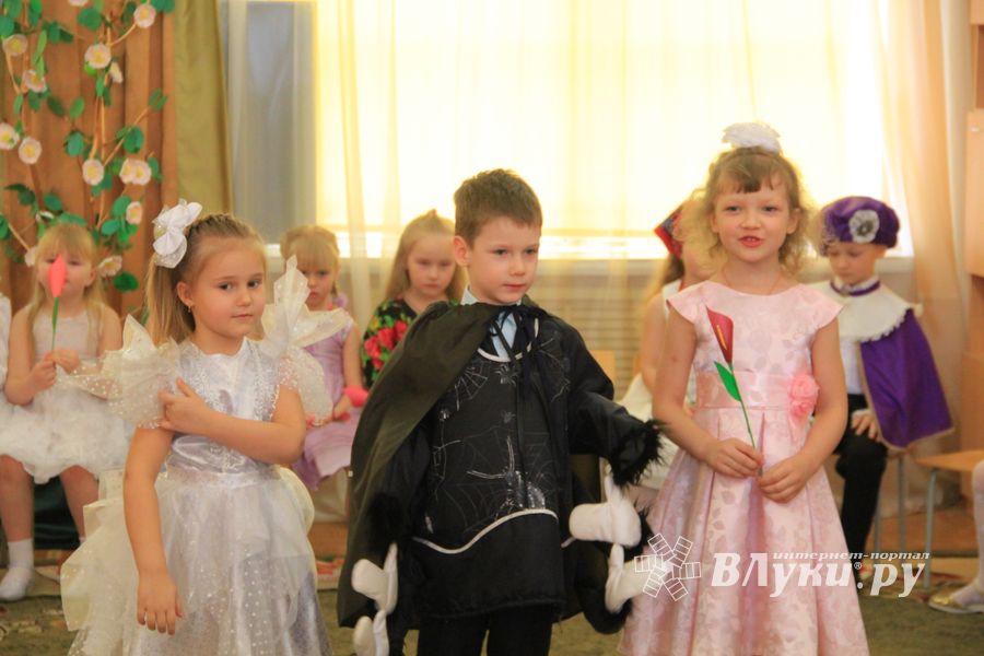 Юные великолучане поздравили мам и бабушек с помощью Золушки (ФОТО)