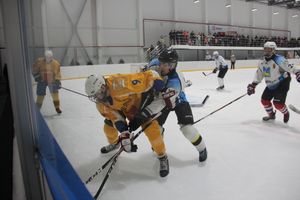 Две великолукские команды хоккеистов одержали победы в домашних матчах (ФОТО)