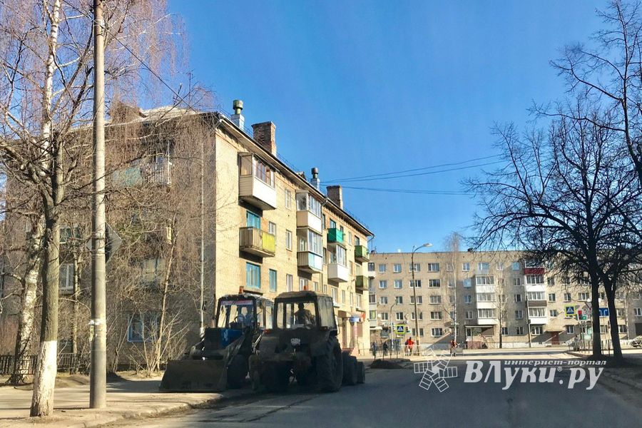 В Великих Луках для уборки перекрыли ул. Зверева (ФОТО)