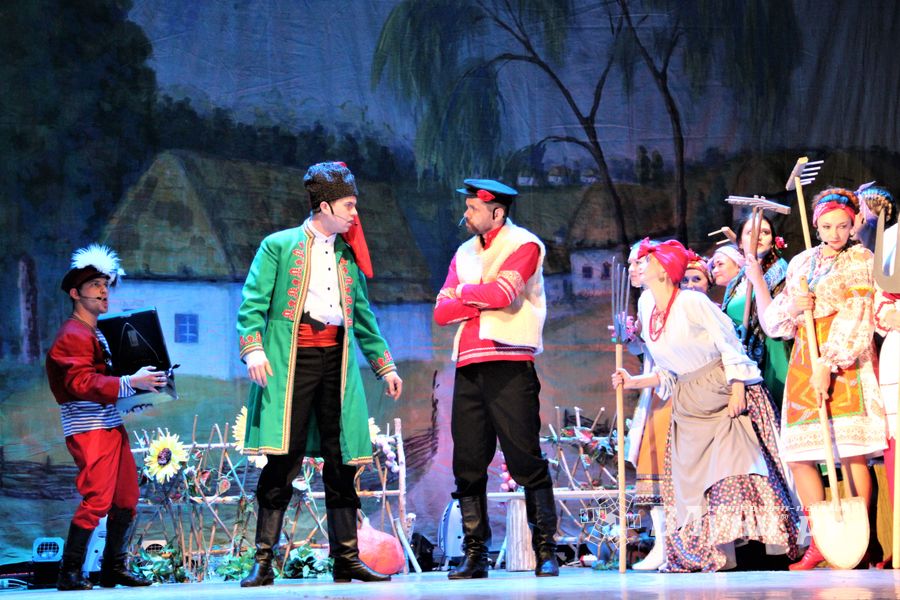 Кони стоят пьяные, хлопцы запряженные — в ГДК Ленина сыграли «Свадьбу в Малиновке» (ФОТО)