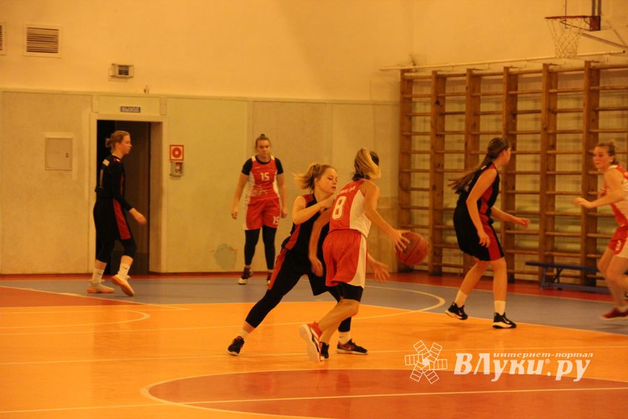 Великолукские баскетболистки борются за Кубок города (ФОТО)