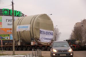 Негабаритный автопоезд вновь следует по улицам Великих Лук