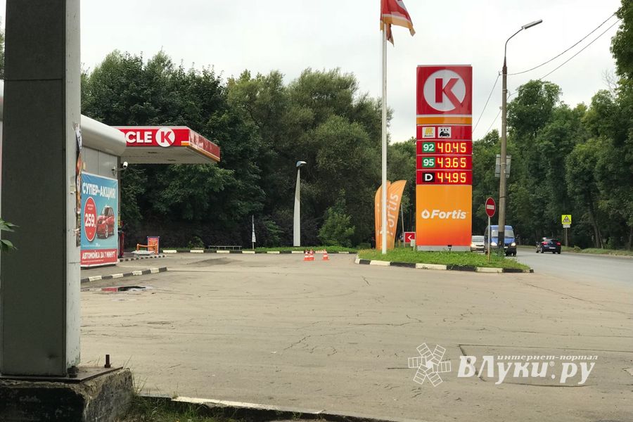 Опасность под колёсами: Великие Луки поглотит канализационная пучина? (ФОТО)