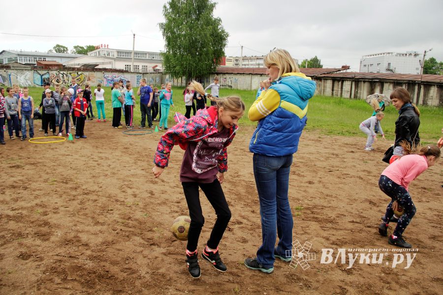 Ребята из пришкольных лагерей соревновались в «Весёлых стартах» (ФОТО)