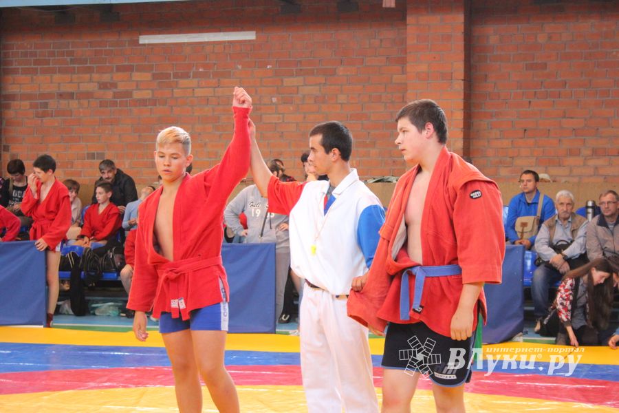В Великих Луках проходит турнир по самбо (ФОТО)