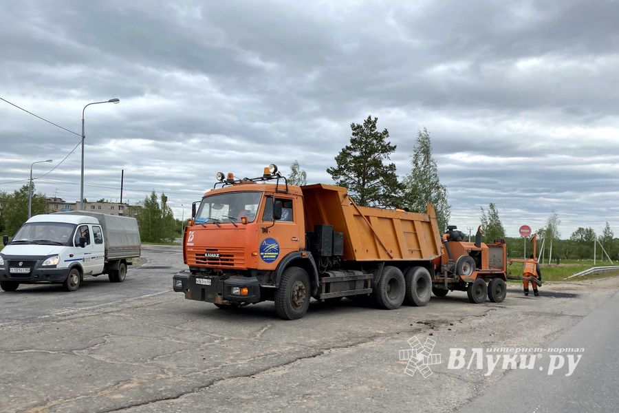 На развязке с трассой М-9 идёт ямочный ремонт (ФОТО)