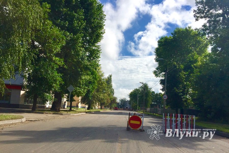 В Великих Луках продолжается ремонт дворов (ФОТО)