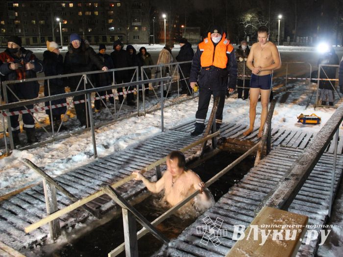 В Великих Луках проходят крещенские купания (ФОТО)