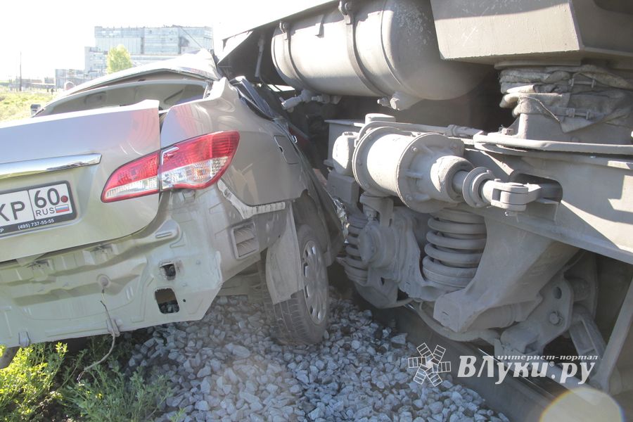 Фоторепортаж: ДТП на железнодорожном переезде в Великих Луках