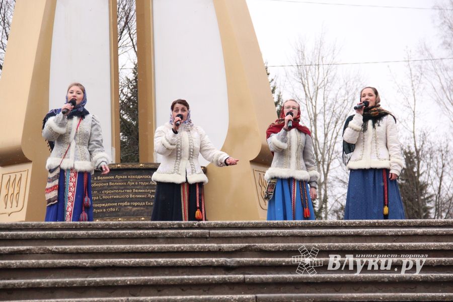 В Великих Луках сожгли Масленицу (фото)